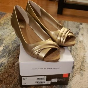 NIB casual peep toe pumps